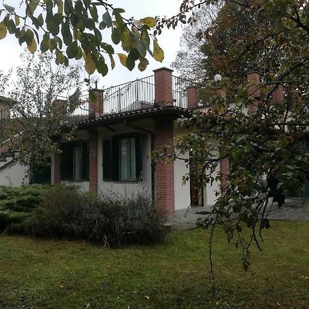 Al Vecchio Pero, Con Ampio Giardino Privato Vila La Morra Exterior foto